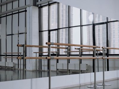 An empty, clean training space with a mat on the floor.